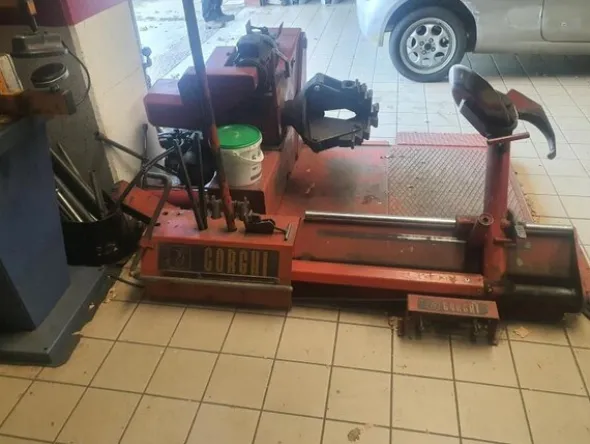 5#7058 Attrezzatura varia per gommista