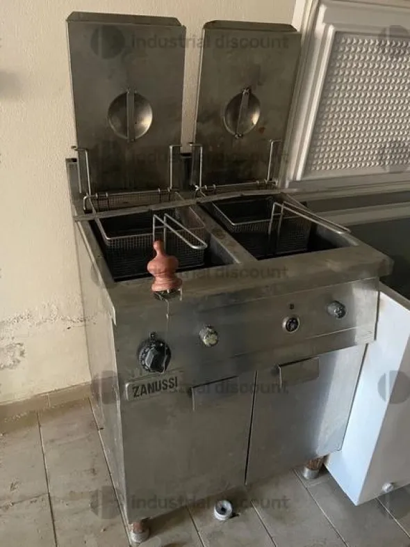 1#8879 Attrezzatureda cucina e stock vini e liquori
