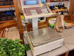 2#9076 Attrezzature e arredi per negozio frutta e verdura