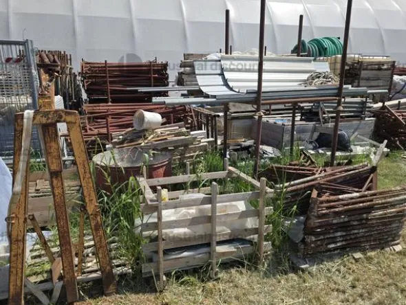 9#9467 Attrezzature edile tra cui puntelli, pedane, elementi per ponteggio