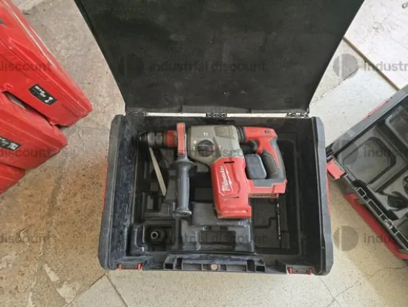 10#9467 Attrezzature edili tra cui avvitatori trapani smerigliatrici