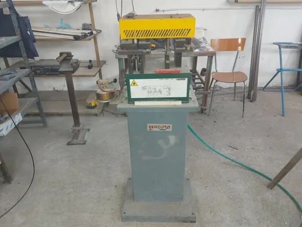 2#5574 Attrezzature per la lavorazione del ferro