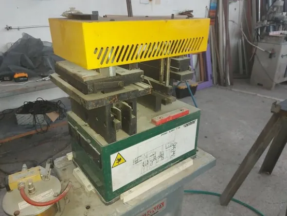 2#5574 Attrezzature per la lavorazione del ferro