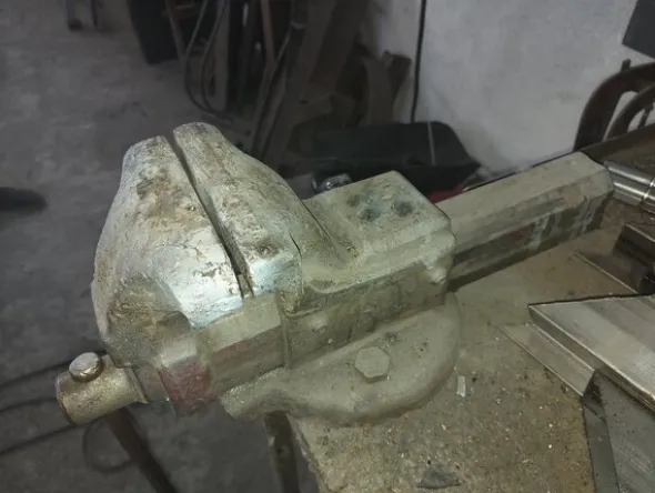 2#5574 Attrezzature per la lavorazione del ferro