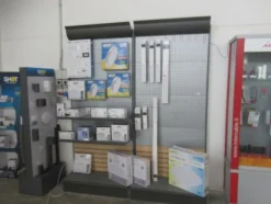 1#8714 Attrezzature varie di magazzino e rimanenze di materiale elettrico