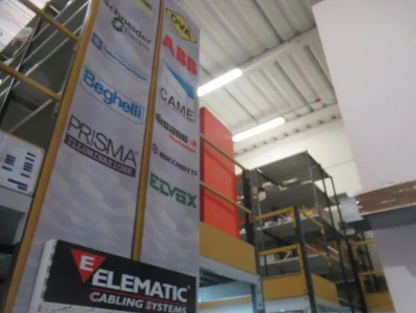 2#8599 Attrezzature varie di magazzino e rimanenze di materiale elettrico