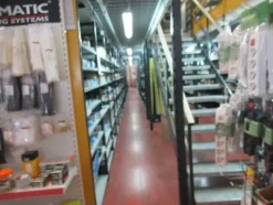 2#8599 Attrezzature varie di magazzino e rimanenze di materiale elettrico