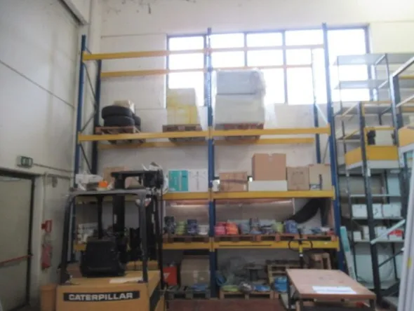 2#8599 Attrezzature varie di magazzino e rimanenze di materiale elettrico