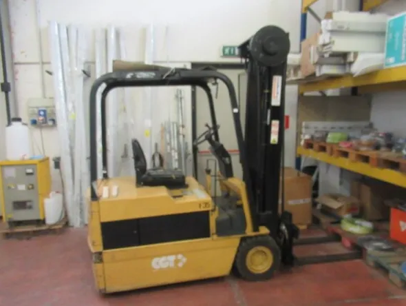 2#8599 Attrezzature varie di magazzino e rimanenze di materiale elettrico