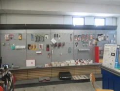 4#8599 Attrezzature varie di magazzino e rimanenze di materiale elettrico
