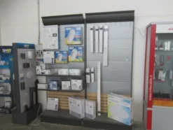 3#8599 Attrezzature varie di magazzino e rimanenze di materiale elettrico
