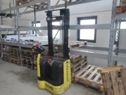 3#8599 Attrezzature varie di magazzino e rimanenze di materiale elettrico