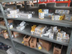 1#8599 Attrezzature varie di magazzino e rimanenze di materiale elettrico