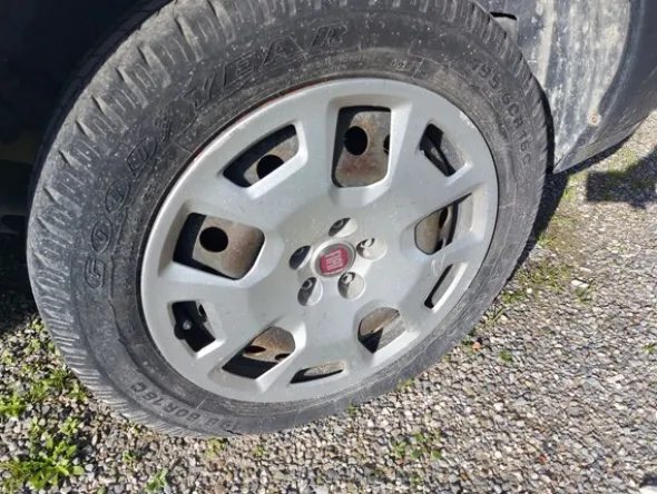 8#8259 Autocarro Fiat Doblò