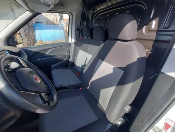 8#8259 Autocarro Fiat Doblò