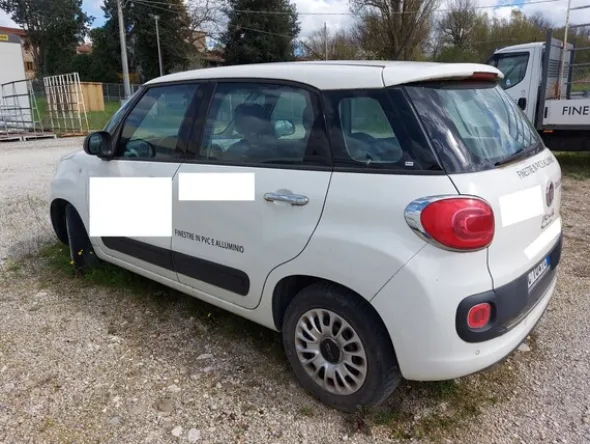 6#8245 Autocarro Fiat 500L