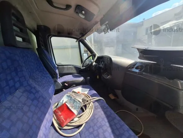103#9825 Autocarro Iveco
