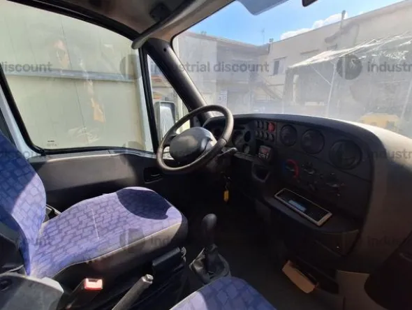 103#9825 Autocarro Iveco