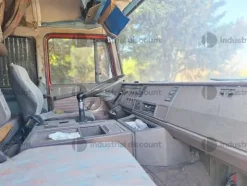 104#9825 Autocarro Iveco