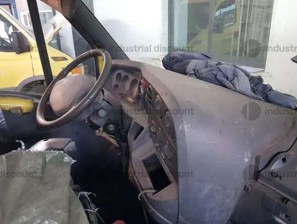 3#9328 Autocarro Iveco 35C9A