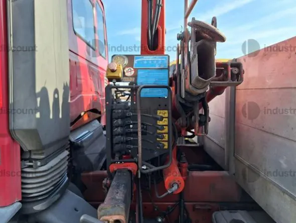 7#9097 Autocarro Iveco 120E18 con gru caricatrice