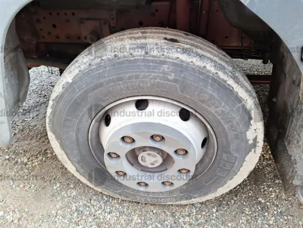 7#9097 Autocarro Iveco 120E18 con gru caricatrice