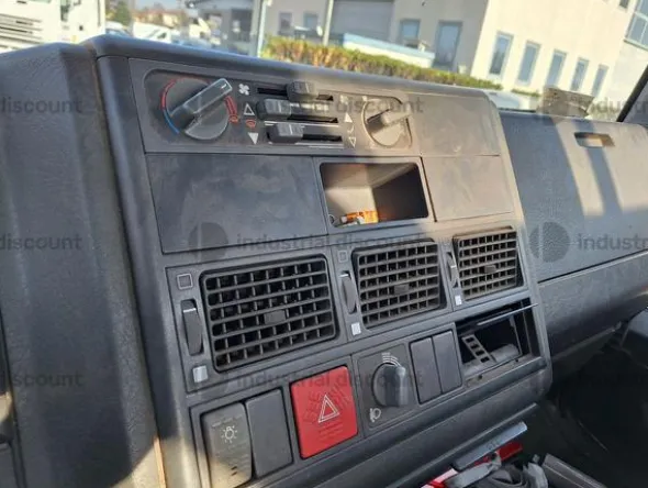 7#9097 Autocarro Iveco 120E18 con gru caricatrice