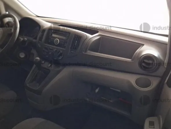 1#9905 Autocarro Nissan NV200