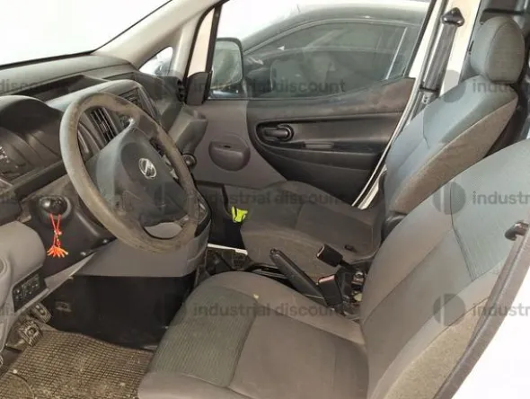 1#9905 Autocarro Nissan NV200