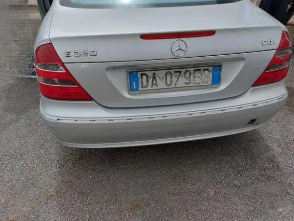 4#8644 Autovettura Mercedes E320