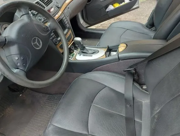 4#8644 Autovettura Mercedes E320