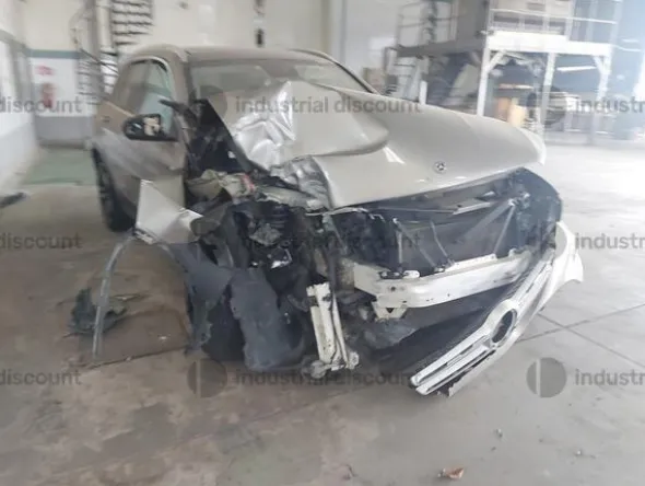 18#9213 Autovettura Mercedes GLC incidentata
