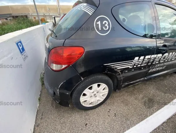 9#9773 Autovettura Peugeot