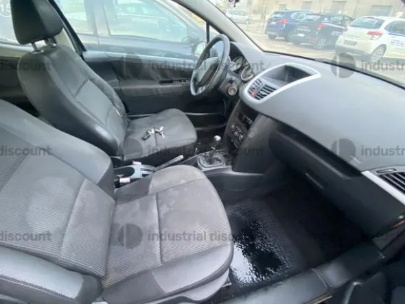 9#9773 Autovettura Peugeot