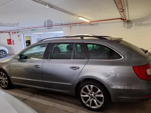 9#9178 Autovettura Skoda Superb 3T