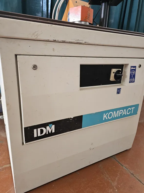 Bordatrice manuale IDM KOMPACT a norme CE