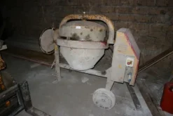 4#6992 Box da cantiere e materiale edile