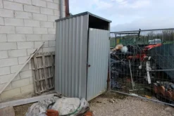 4#6992 Box da cantiere e materiale edile