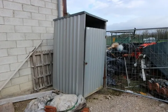 4#6992 Box da cantiere e materiale edile