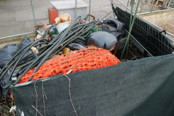 4#6992 Box da cantiere e materiale edile