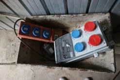 4#6992 Box da cantiere e materiale edile