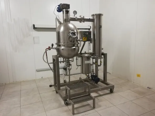 Calibrator for washing and calibrating fruits