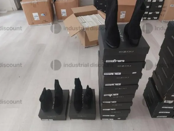 8#8952 Calzature e arredo ufficio