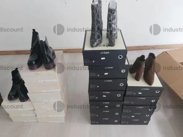 8#8952 Calzature e arredo ufficio