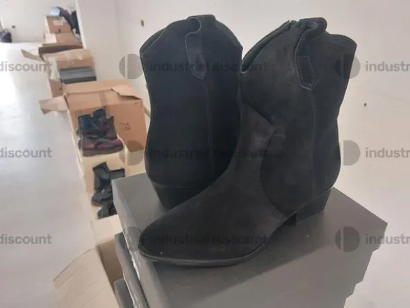 8#8952 Calzature e arredo ufficio