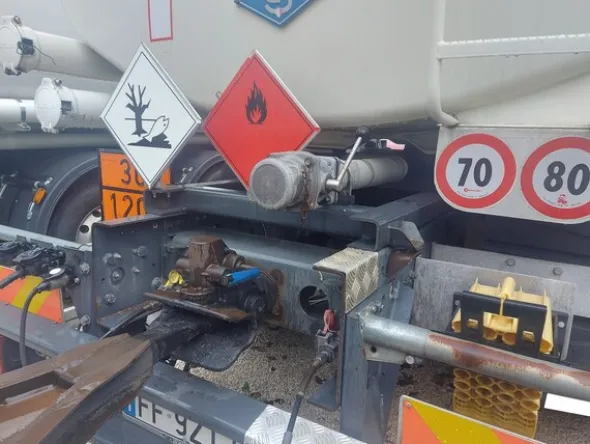3#7657 Camion cisterna Daf 460
