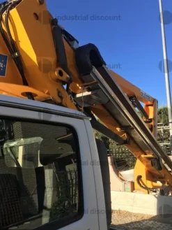 1#9935 Camion Nissan Cabstar con cestello