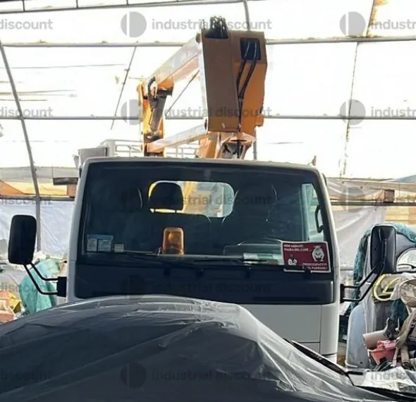 1#9935 Camion Nissan Cabstar con cestello