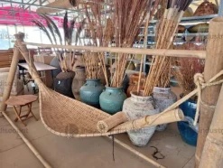 8#9425 Canoa Borneo e Armadietto con Sculture Timor
