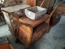 8#9425 Canoa Borneo e Armadietto con Sculture Timor